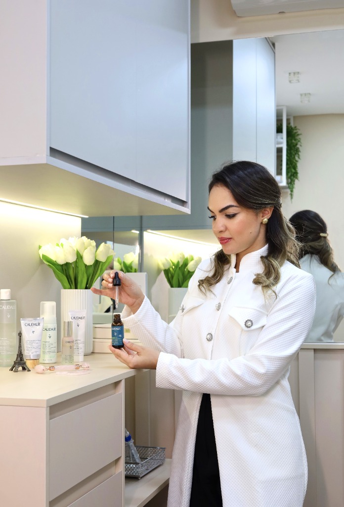 Maiara demonstrando produto de skincare